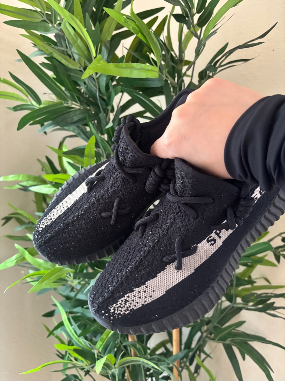 Men yeezy black and beige size 5